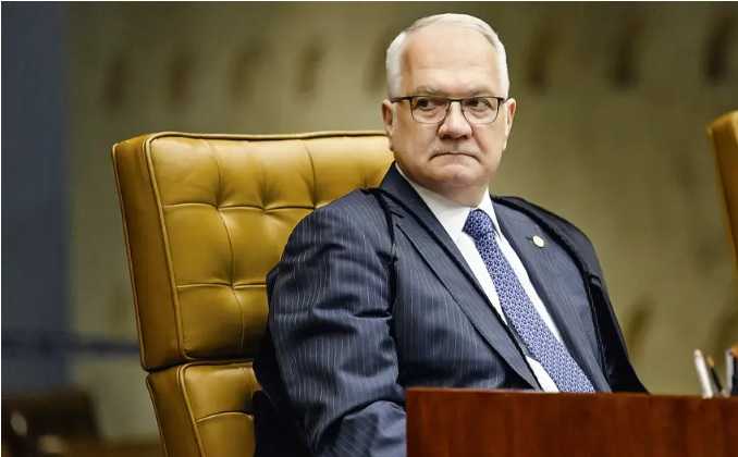 Flávio Bolsonaro acusa o ministro Edson Fachin do STF de fortalecer facções