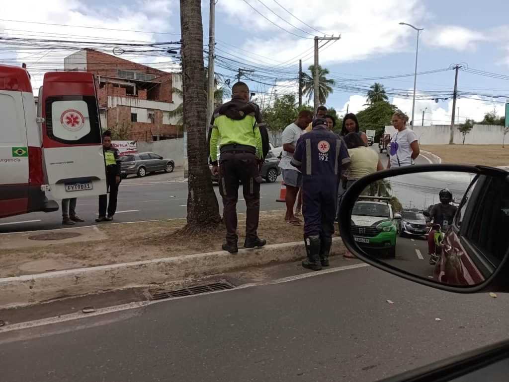 Mulher se machuca em acidente de moto em avenida.