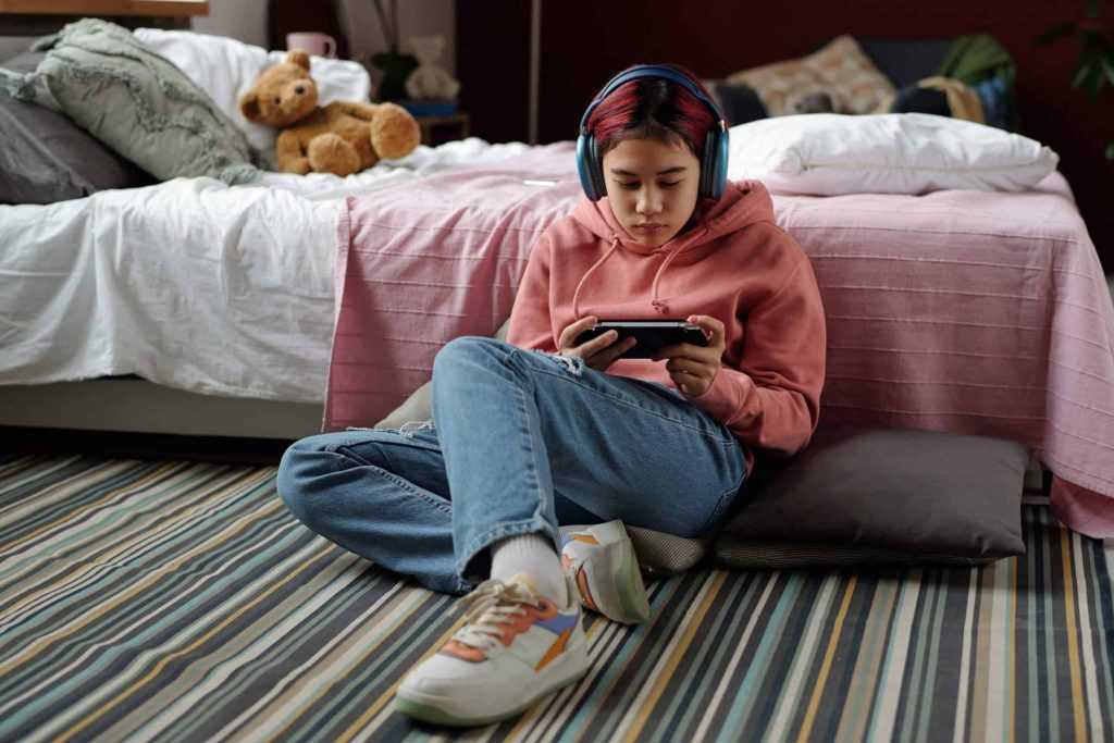 Adolescente gamer em jogo no celular