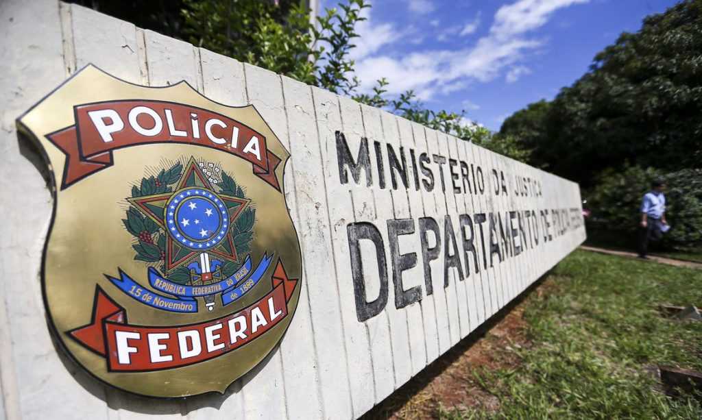 PF prende 56 por crimes eleitorais no 1º turno.