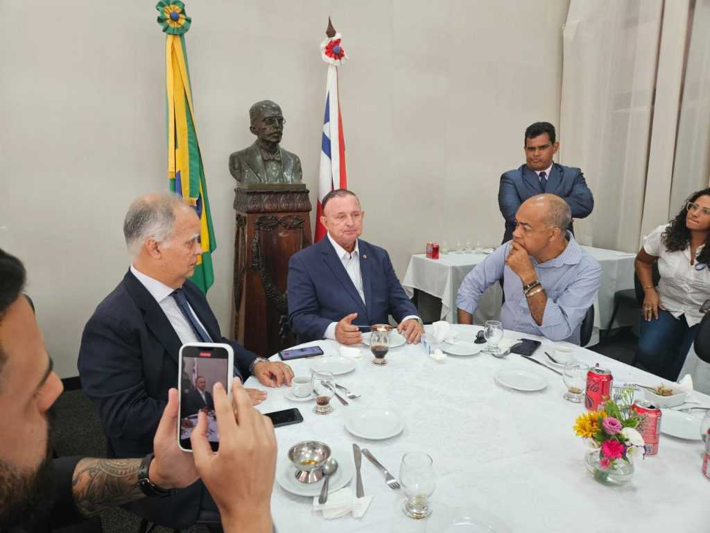 "Só desisto de ser candidato se houver algum fator externo", diz Adolfo Menezes sobre presidência da Assembleia