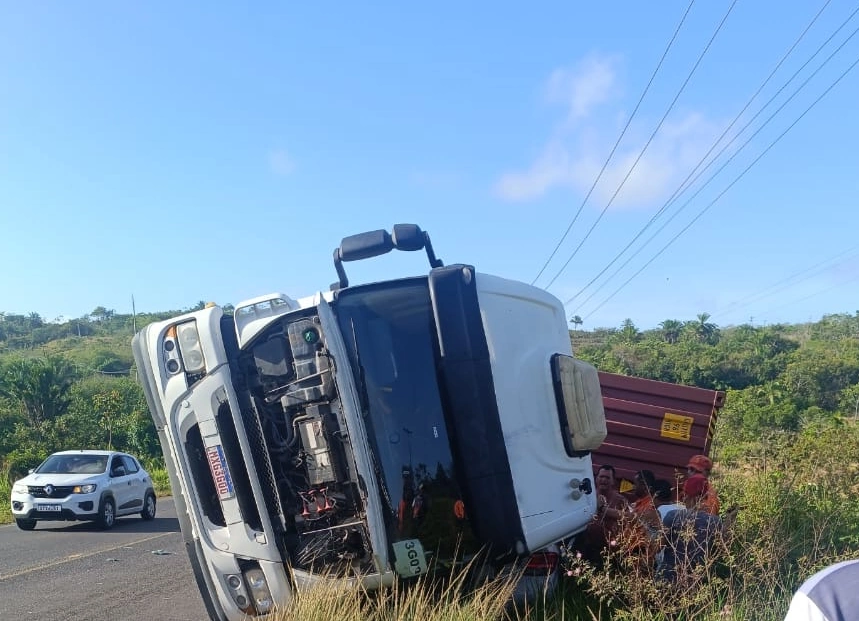 Carreta tomba sobre carro de passeio em São Sebastião do Passé