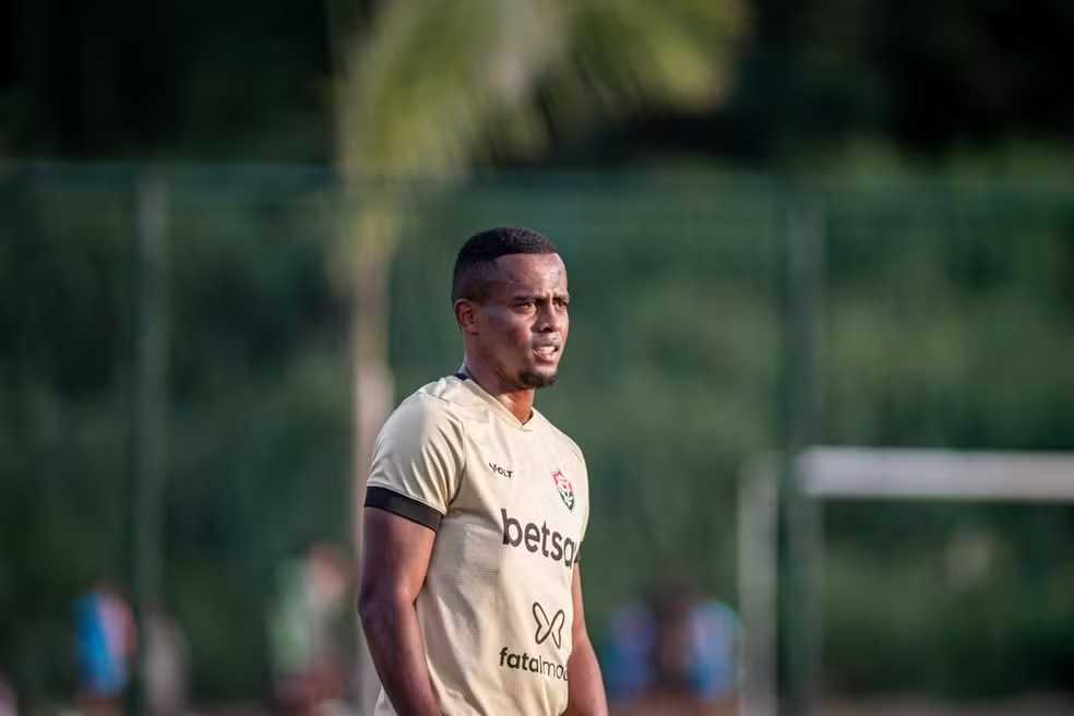 Carlos Eduardo acerta renovação com o Vitória até o fim de 2025