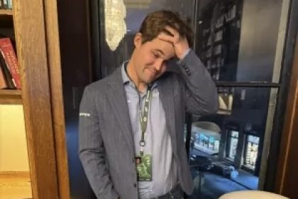 Magnus Carlsen desiste do Mundial de Xadrez após punição por usar jeans
