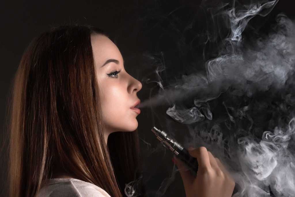 Mulher fumando cigarro eletrônico