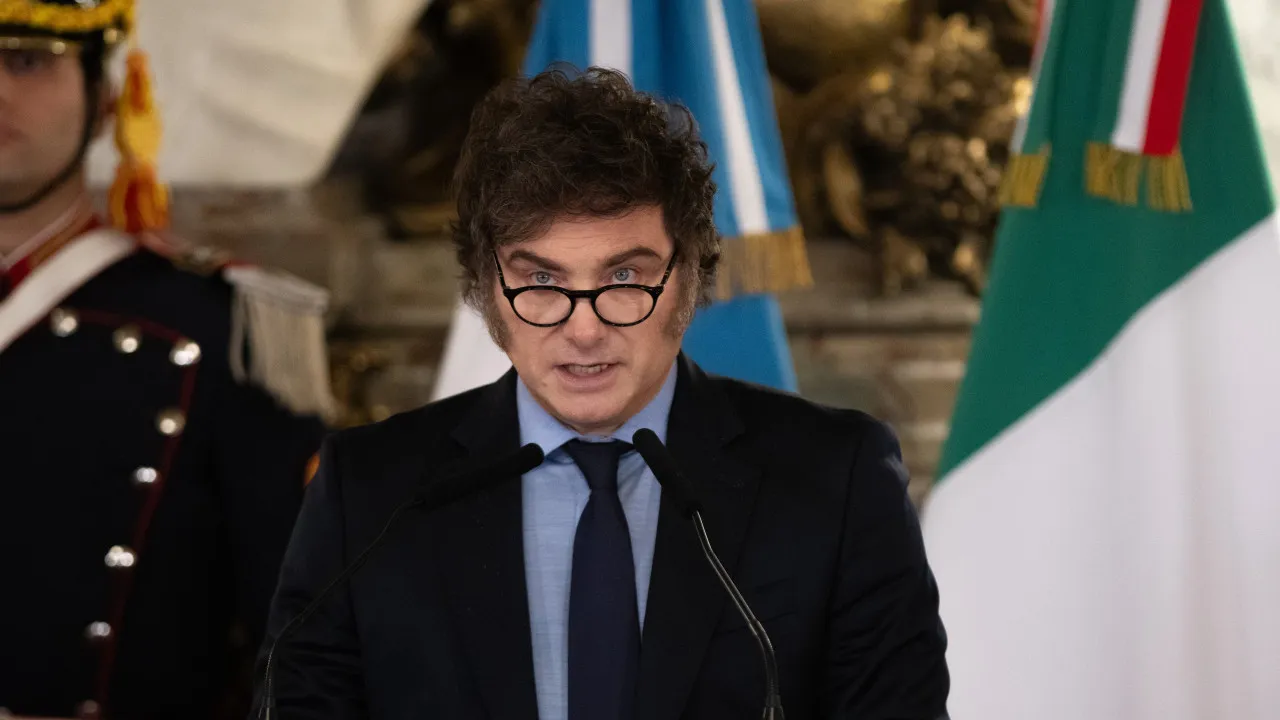 Milei está comprometido em "destruir e reduzir o Estado" na Argentina
