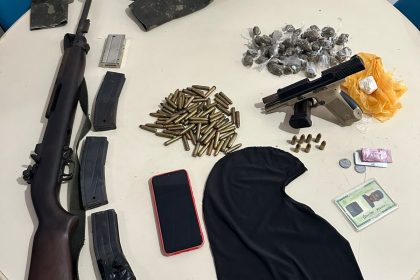 Polícia troca tiros com traficantes em São Sebastião do Passé e apreende armas e drogas