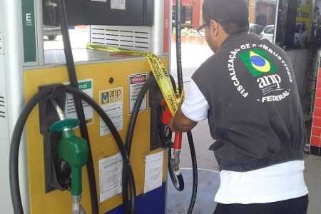 Postos de cidades baianas são interditados por venderem gasolina adulterada