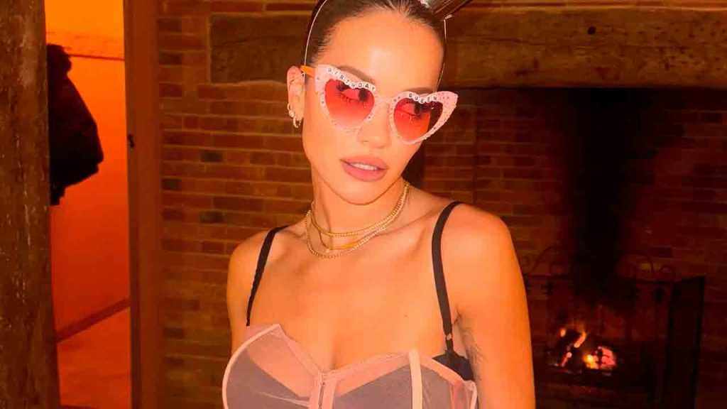 Rita Ora exibe físico impecável ao posar com vestido transparente para celebrar seu aniversário