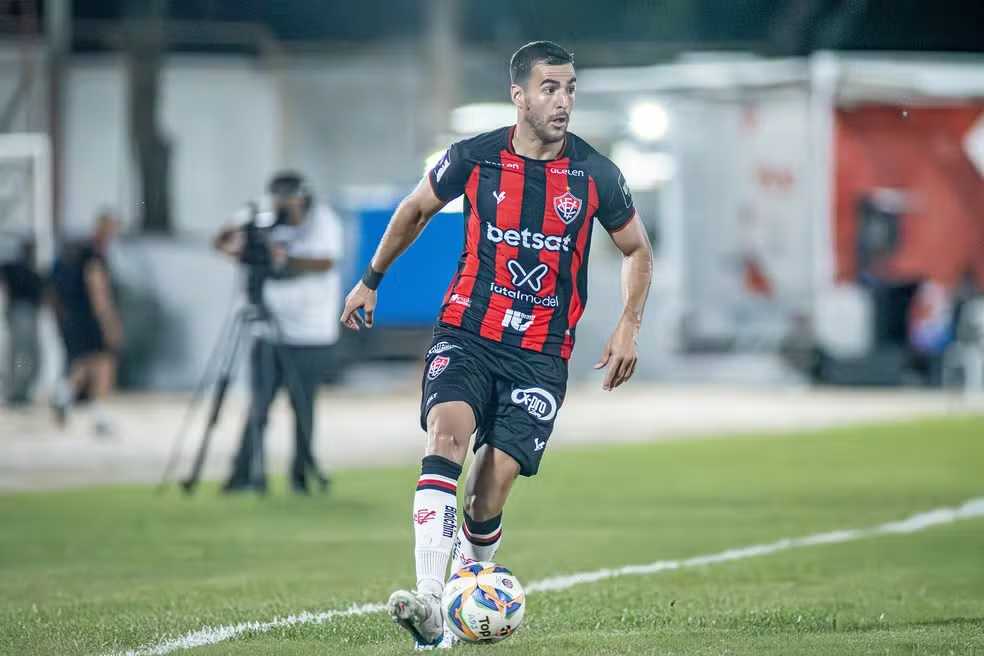 Vitória renova com o lateral-direito Raul Cáceres