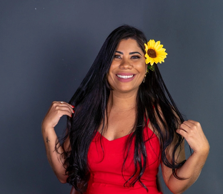 Ingrid Brito lança segundo livro: A Flor que Afaga Minha Alma