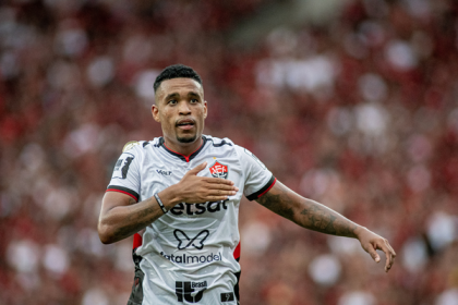 Alerrandro se despede do Vitória com vídeo nas redes sociais