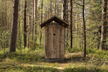 Vasos sanitários desenterrados durante construção viram 'cápsulas do tempo'