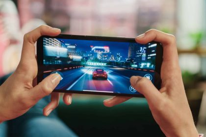 Pessoa jogando jogo de corrida no celular