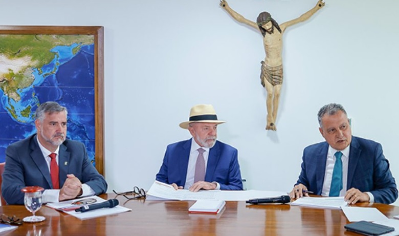 Lula retoma expediente no Palácio do Planalto e se reúne com ministros