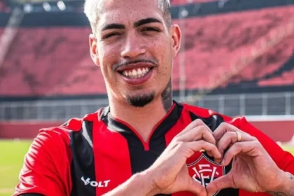 Vitória fecha empréstimo do lateral Hugo após negociação com o Botafogo