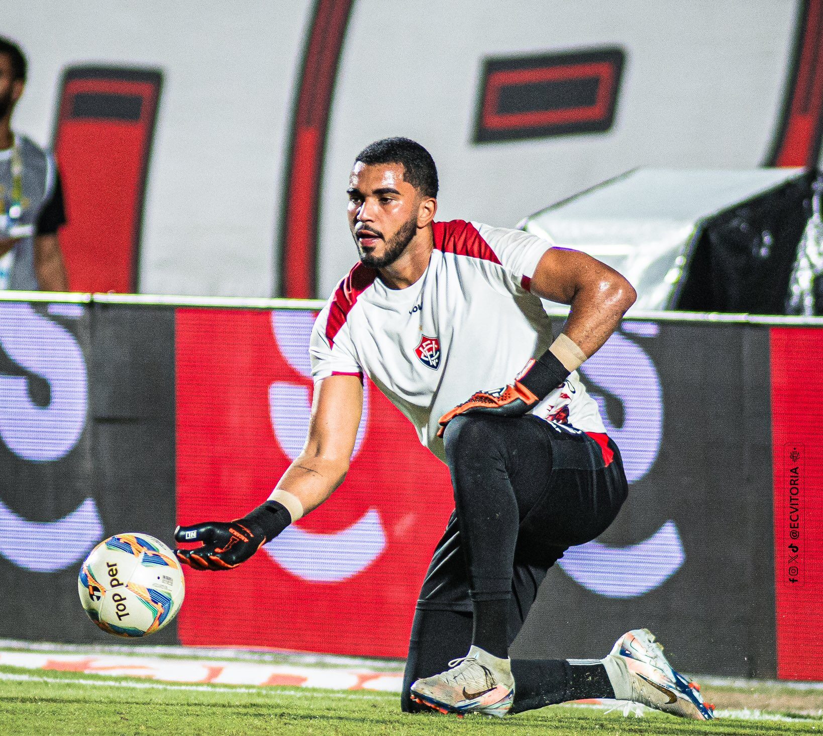 Vitória domina e goleia o Jacobina por 4 a 0 no Barradão