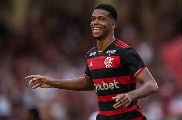 Vitória acerta contratação do atacante Carlinhos, do Flamengo, por empréstimo