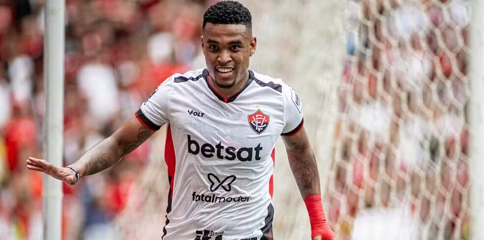 Vitória não renova com Alerrandro para 2025 após impasse com Bragantino