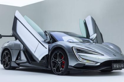 Supercarro elétrico da BYD que "pula" e gira sozinho chega ao Brasil