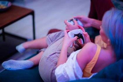 Pessoa jogando game no PS5