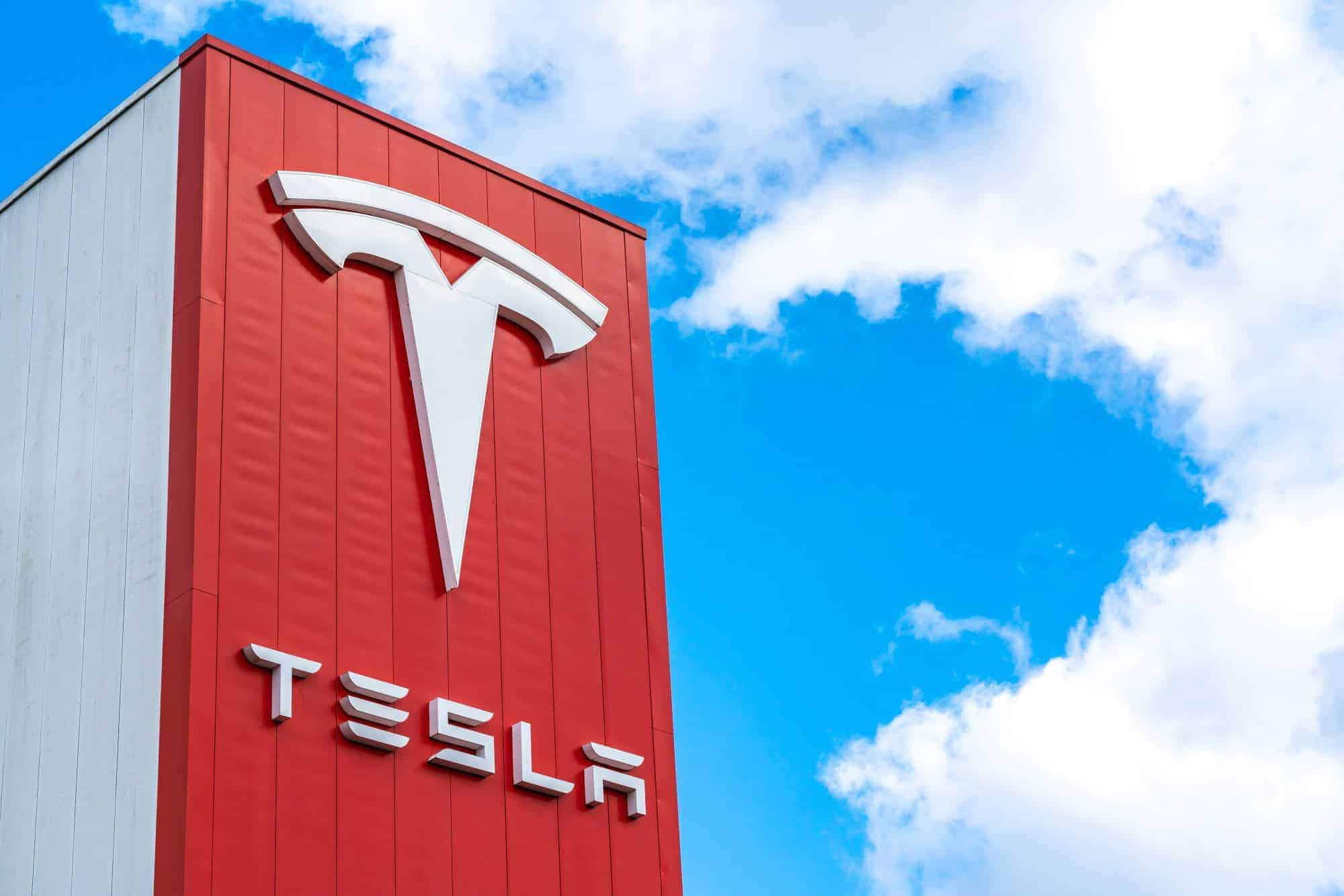 Tesla emite recall para mais de 200 mil veículos