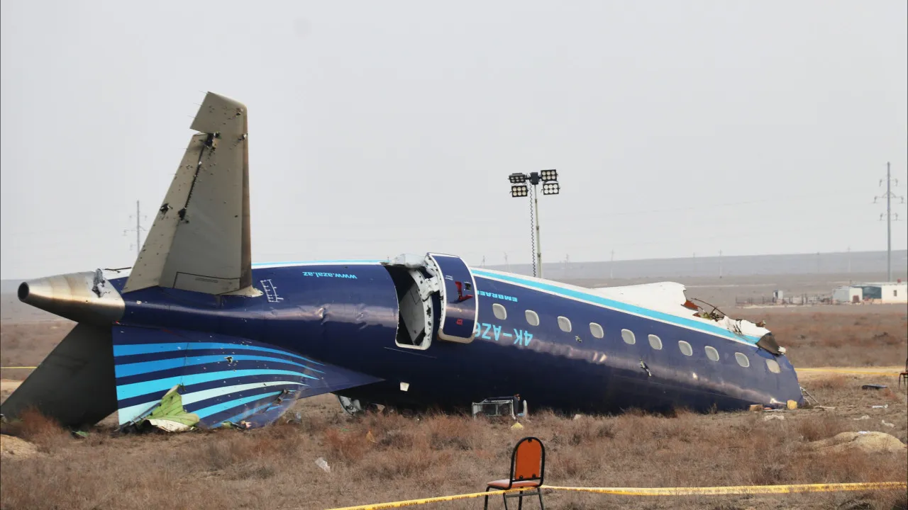 Avião da Azerbaijan Airlines provavelmente danificado por "objetos externos"