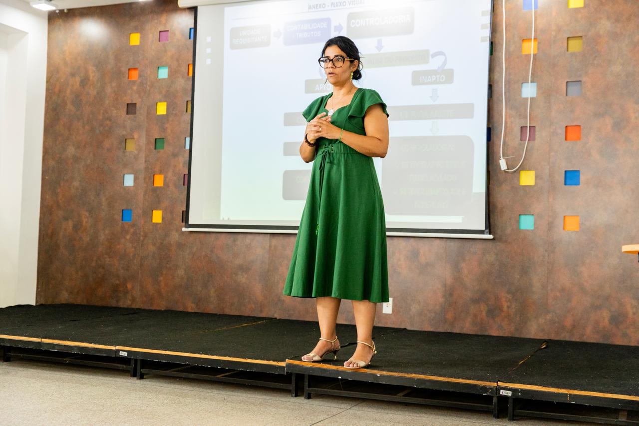 Servidores de Candeias treinam gestão de contratos e fluxo orçamentário