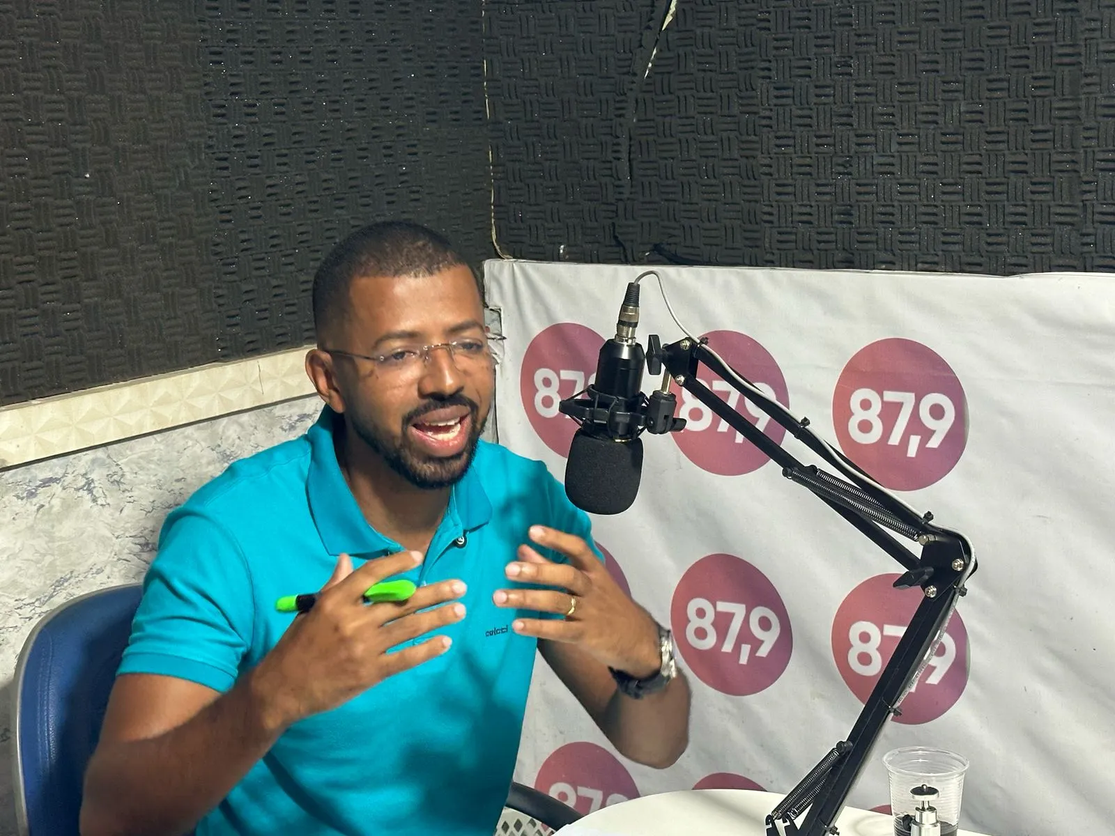 Em entrevista à Candeias FM, prefeito Eriton Ramos anuncia inauguração de PSF e Carnaval nos distritos