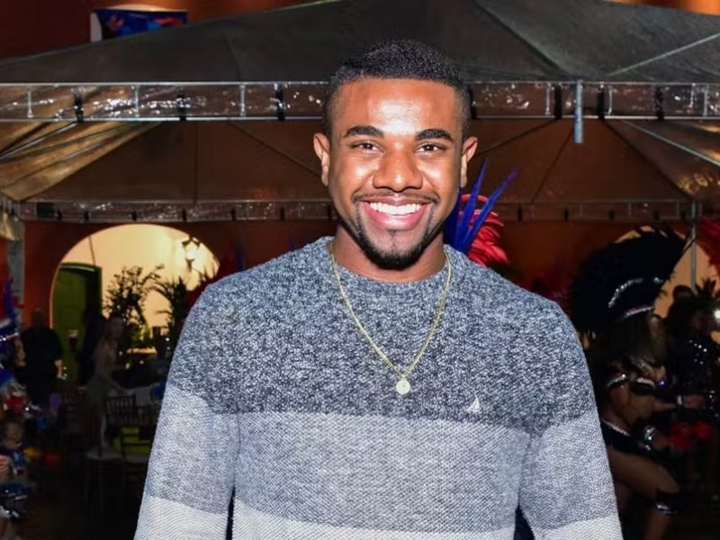 Flores para Elas: Davi Britto Surpreende em Restaurante Neste Sábado