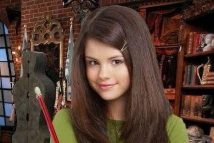 Séries 2024: Selena Gomez Vende Item de 'Feiticeiros' por $4!