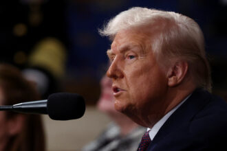 Trump descarta recessão e considera flexibilização de tarifas com Canadá