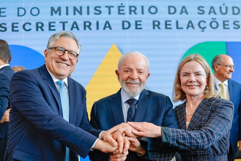 Padilha promete reduzir espera no SUS; Gleisi apoia avanços econômicos