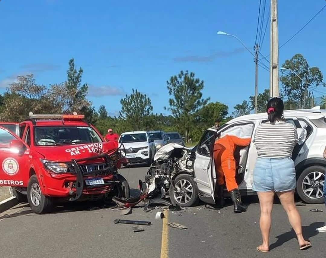 Acidente entre Carro Bombeiros e veículo de passeio em Camaçari