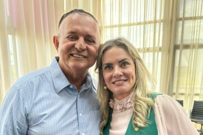 "Não adianta as aves de mau agouro quererem plantar intriga na minha relação com a deputada Ivana", diz Adolfo Menezes