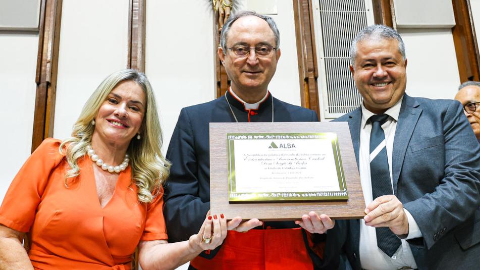 Arcebispo de Salvador recebe o Título de Cidadão Baiano na Assembleia