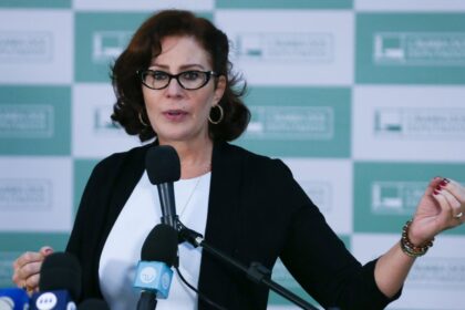 Carla Zambelli diz se arrepender de perseguição armada e se vê abandonada por Bolsonaro