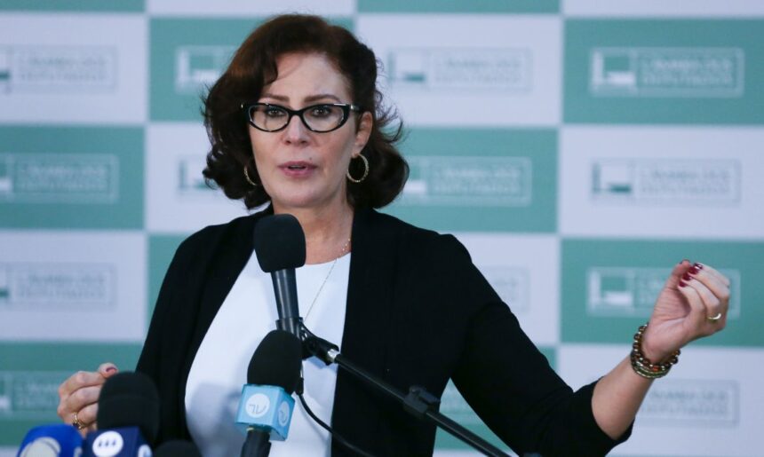 Carla Zambelli diz se arrepender de perseguição armada e se vê abandonada por Bolsonaro