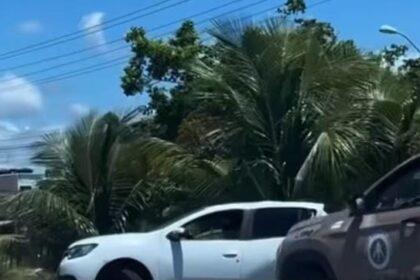 Carros colidem na BA-099, Arembepe.