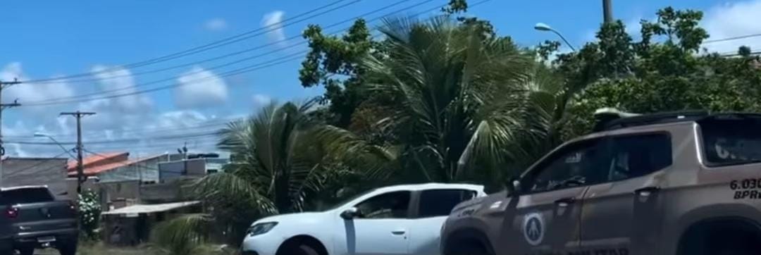 Carros colidem na BA-099, Arembepe.