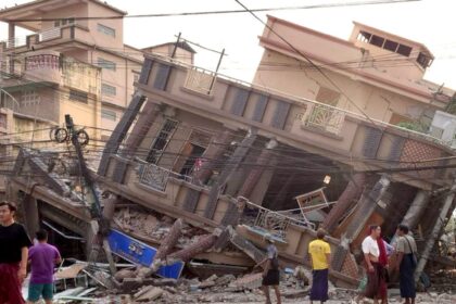 Terremoto deixa rastro de destruição pela Ásia