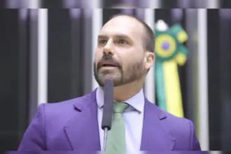 Eduardo Bolsonaro formaliza pedido de licença da Câmara