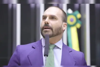 Eduardo Bolsonaro formaliza pedido de licença da Câmara