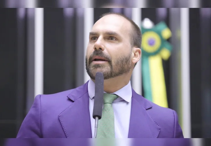 Eduardo Bolsonaro formaliza pedido de licença da Câmara