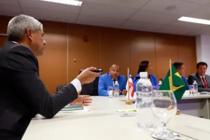 Governador se reúne com prefeito de Buerarema e entrega equipamentos para área da saúde e transporte