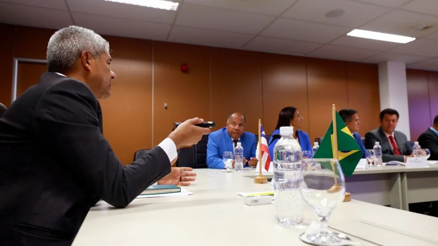 Governador se reúne com prefeito de Buerarema e entrega equipamentos para área da saúde e transporte