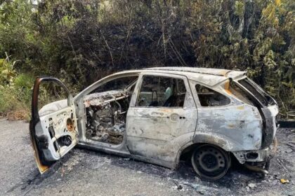 Corpo carbonizado em carro na R.M. de Salvador