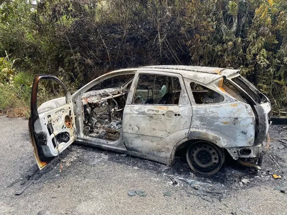Corpo carbonizado em carro na R.M. de Salvador