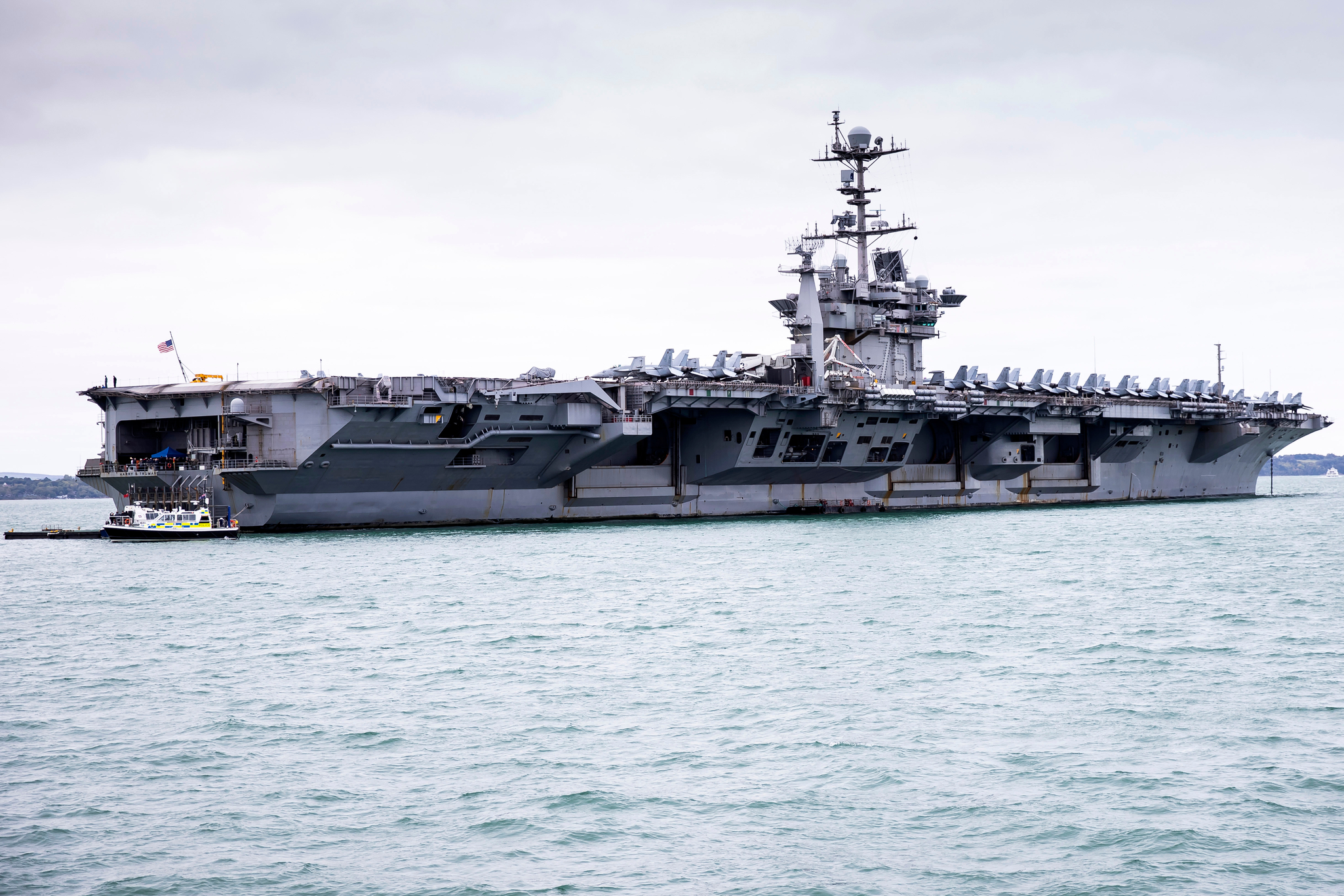 porta-aviões dos EUA tem 5 mil tripulantes e até lojas