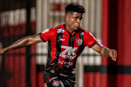 Vitória sofre no primeiro tempo, não reage e sai da Copa do Brasil